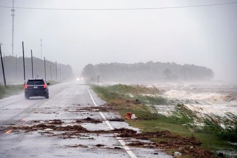 'Sally', un huracán de categoría 1, se mueve a dos millas por hora (4 km/h) en dirección noroeste y a las 12.00 GMT se encontraba a unas 65 millas (110 km) al este de la desembocadura del Mississippi y a unas 105 millas (170 km) de Biloxi, ciudad costera del estado homónimo del río.
(EFE)