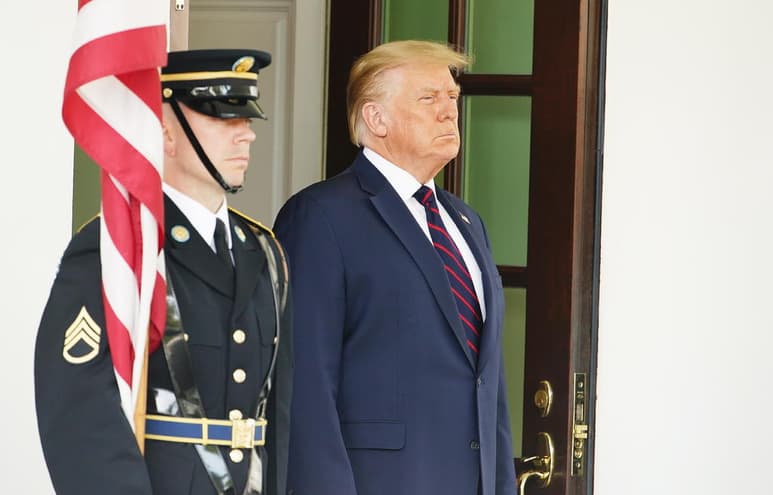 'No lo estoy haciendo por razones políticas, quiero la vacuna rápido', dijo Trump. (EFE)