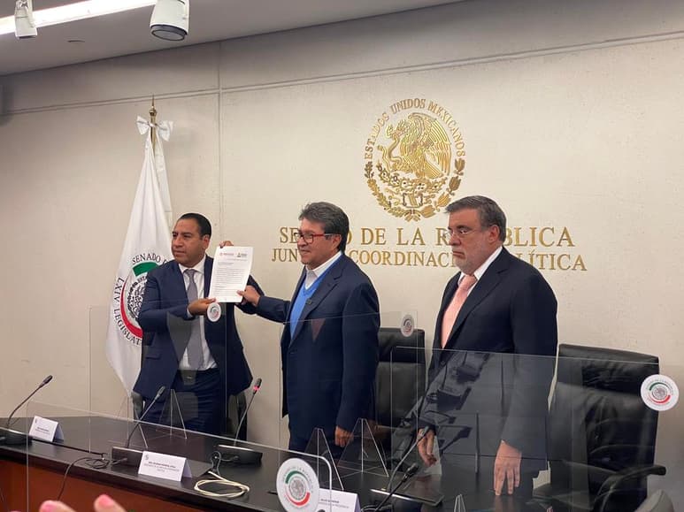 Julio Scherer Ibarra, consejero jurídico del Ejecutivo Federal, entregó el documento. (TWITTER)