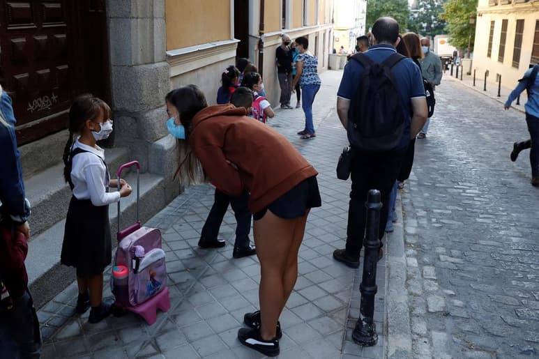 El Ministerio español de Sanidad notificó este martes 9,437 nuevos casos de coronavirus, 3,022 en las últimas 24 horas, con lo que la cifra total de contagiados en España se eleva a 603,167 y la de muertos a 30,004, con 303 nuevos fallecimientos en los últimos siete días. (ARCHIVO)