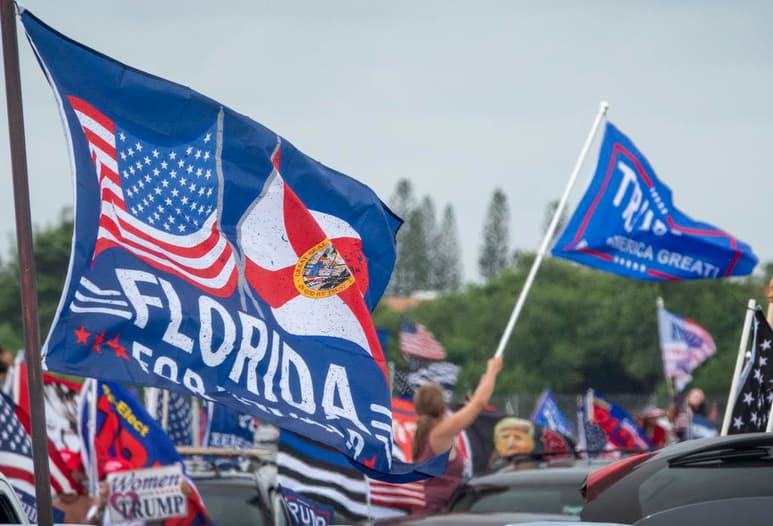 El presidente de Estados Unidos, Donald Trump, y el candidato demócrata Joe Biden están virtualmente empatados en Florida, según una nueva encuesta que muestra que la ventaja del segundo en las intenciones de voto queda contrarrestada por la inclinación de los pocos que siguen indecisos hacia el primero. (ARCHIVO)