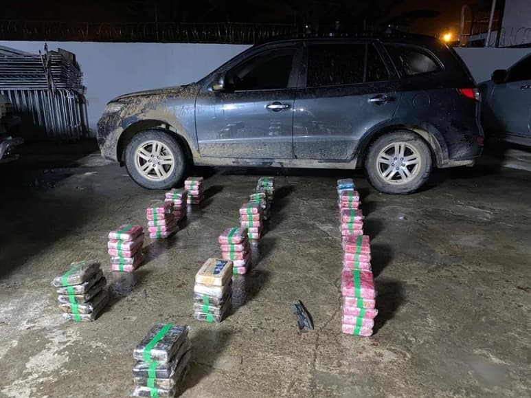 El gobernador de la comarca panameña de Guna Yala, Erick Iván Martelo Robinson, fue aprehendido la madrugada de este martes con un alijo de droga en un retén policial y el presidente de Panamá, Laurentino Cortizo, ordenó su inmediata destitución. (ESPECIAL)
