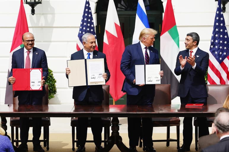 Israel firmó este martes con los Emiratos Árabes Unidos (EAU) y con Baréin sendos acuerdos para establecer relaciones diplomáticas con esos países árabes, en una histórica ceremonia en la Casa Blanca junto al presidente estadounidense, Donald Trump. (EFE)