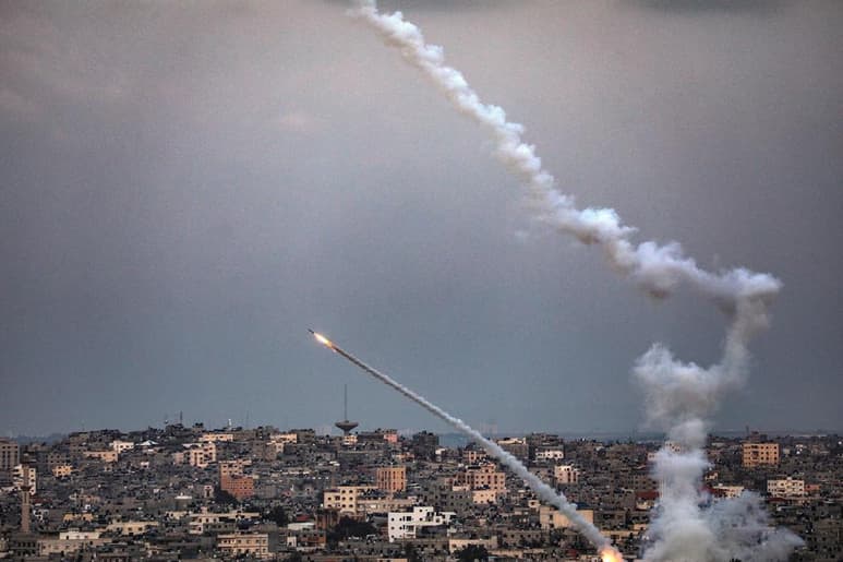Mientras se firmaban hoy en Washington los Acuerdos de Abraham -que normalizan relaciones de Israel con Emiratos Árabes Unidos (EAU) y Baréin- milicianos de Gaza lanzaron dos cohetes a Israel, en una jornada en la que se registraron protestas palestinas contra ese acercamiento. (ARCHIVO) 
