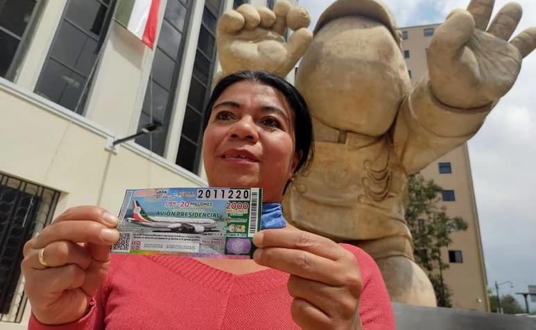 Marlene busca recuperarse de su situación económica si su boleto resulta premiado (EL UNIVERSAL) 