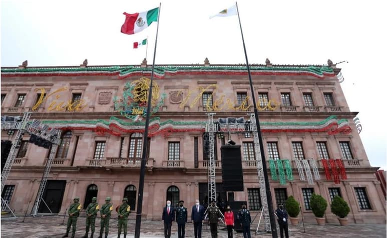 En el arranque de las Fiestas Patrias, por el 210 Aniversario de la Independencia Nacional, el secretario de Gobierno, José María Fraustro Siller, en representación del gobernador de Coahuila, Miguel Ángel Riquelme Solís, y el comandante de la Sexta Zona Militar, General DEM, Enrique Covarrubias López, izaron la bandera tricolor en la explanada de la Plaza de Armas, frente a Palacio de Gobierno de Coahuila. (ESPECIAL)
