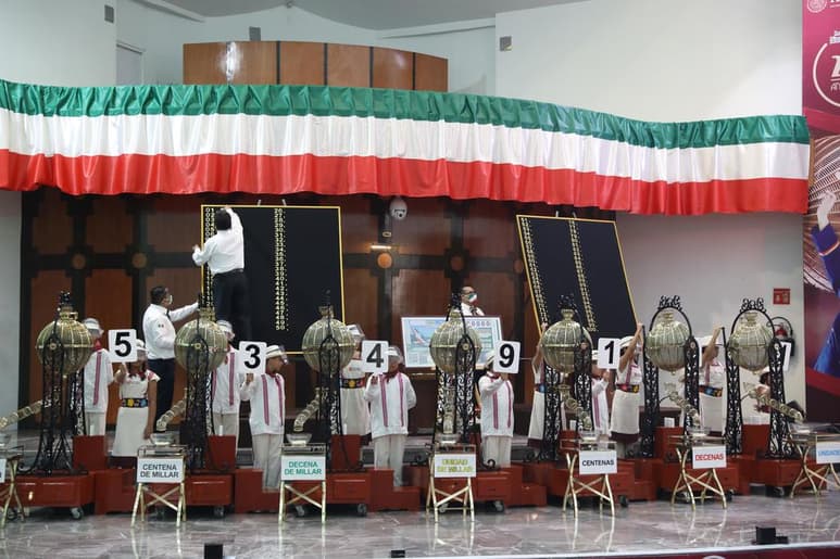 La rifa del avión presidencial mexicano concluyó este martes con 100 premios de 20 millones de pesos cada uno (unos 945,000 dólares), pero con el simbolismo del Gobierno de Andrés Manuel López Obrador como el verdadero ganador. (EFE)