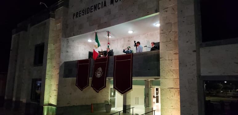 En un hecho sin precedente, este martes se llevó a cabo la ceremonia virtual del Grito de Independencia en el municipio de Piedras Negras, la cual se transmitió a través de la página oficial de Facebook y los medios de comunicación, sin público y bajo un fuerte dispositivo de seguridad en los alrededor de la presidencia municipal. (RENÉ ARELLANO)