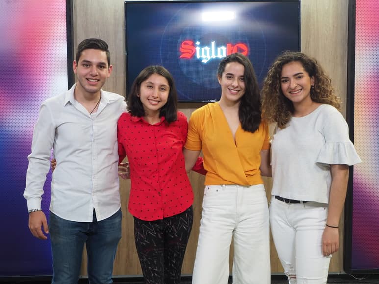 Jóvenes visitan Siglo TV para hacer el planteamiento. (EL SIGLO DE TORREÓN)