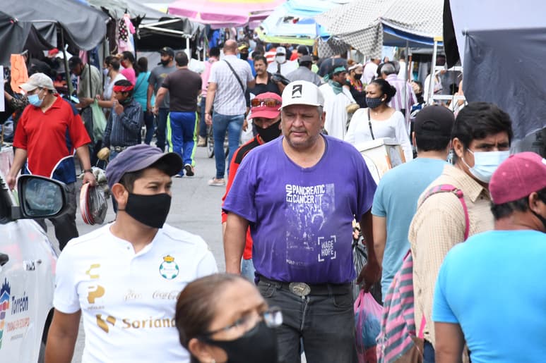 En el interior de ese punto de comercio además se instaló una especie de carpa en la que se llevaba a cabo un juego de lotería. (EL SIGLO DE TORREÓN)