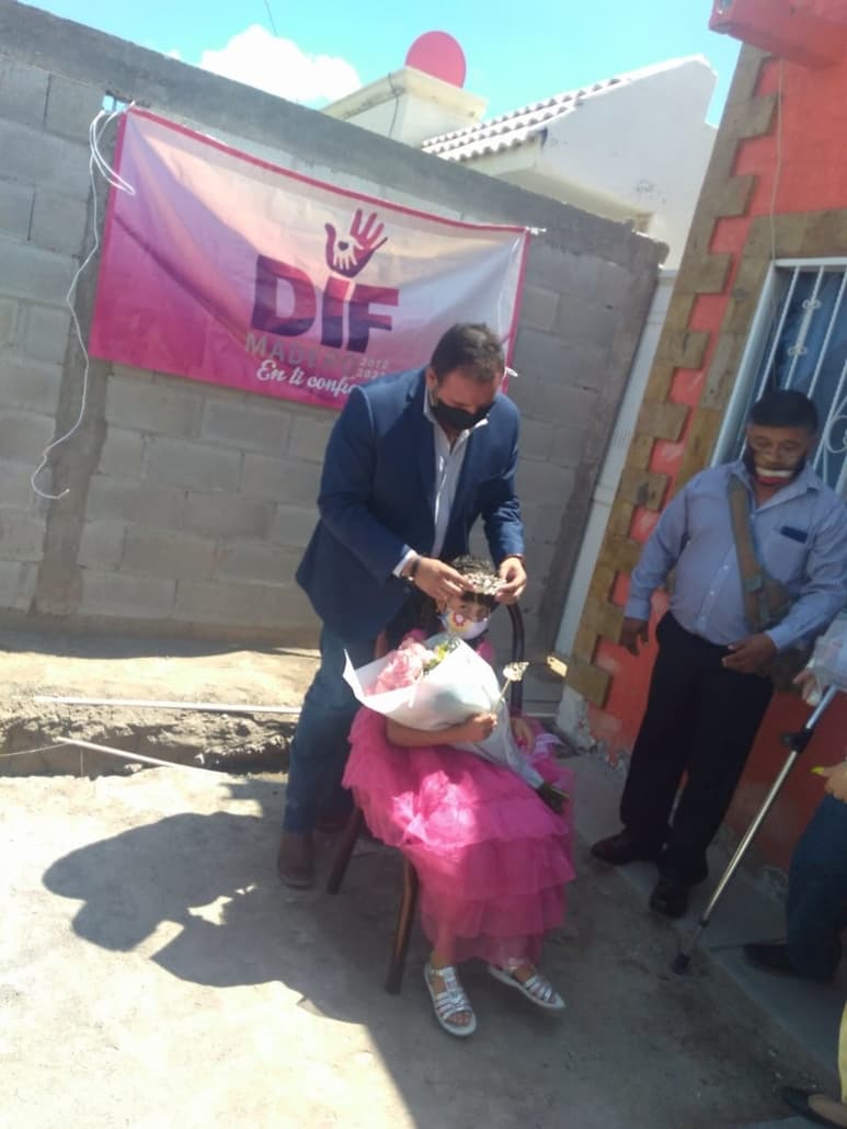 En una sencilla ceremonia en el patio de la casa de la niña Yaretsi se le colocó la corona como reina de las personas con discapacidad. (EL SIGLO DE TORREÓN)