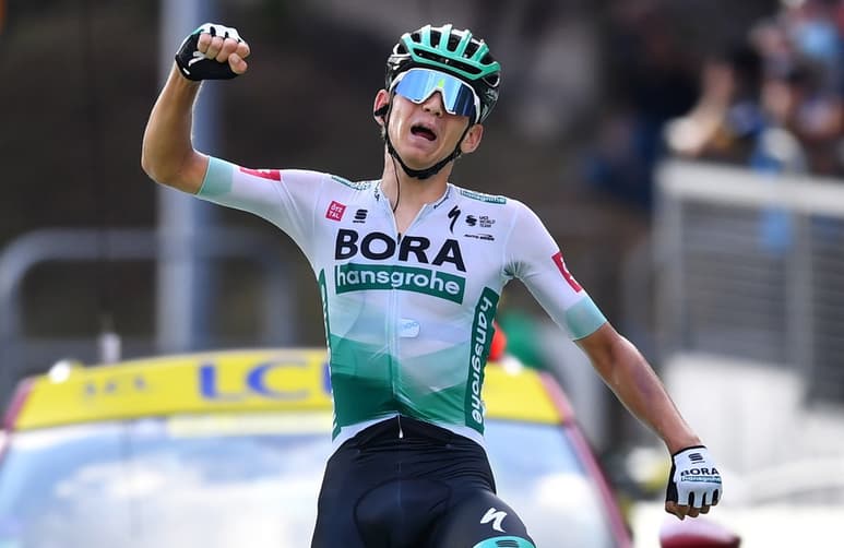Lennard Kamna celebra tras cruzar la meta en el primer lugar.