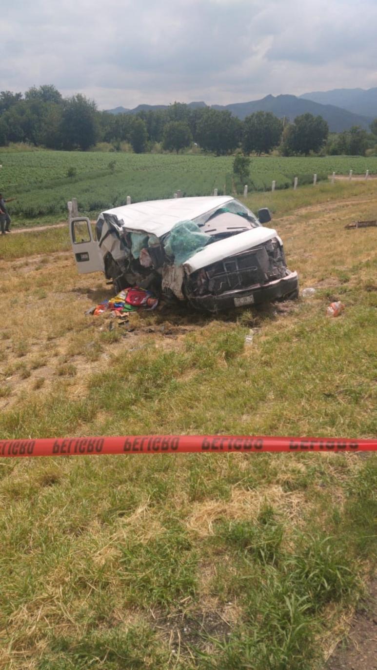 Una camioneta tipo van con placas de Coahuila fue la unidad que perdió el control y salió de la carretera; en el siniestro murió uno de los ocupantes, mientras que el chofer resultó herido. (EL SIGLO DE TORREÓN)