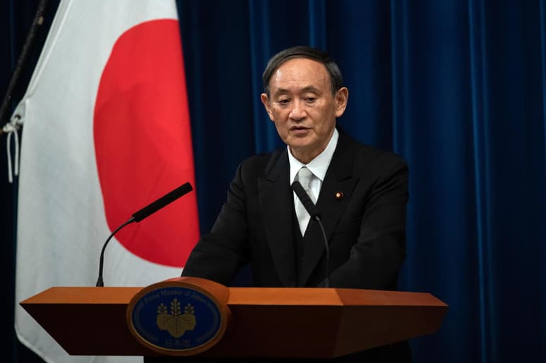 El nuevo primer ministro japonés hizo hincapié en sus orígenes, como hijo de un agricultor y político hecho a sí mismo, al prometer servir a los intereses de la gente de a pie y de las comunidades rurales. (EFE)
