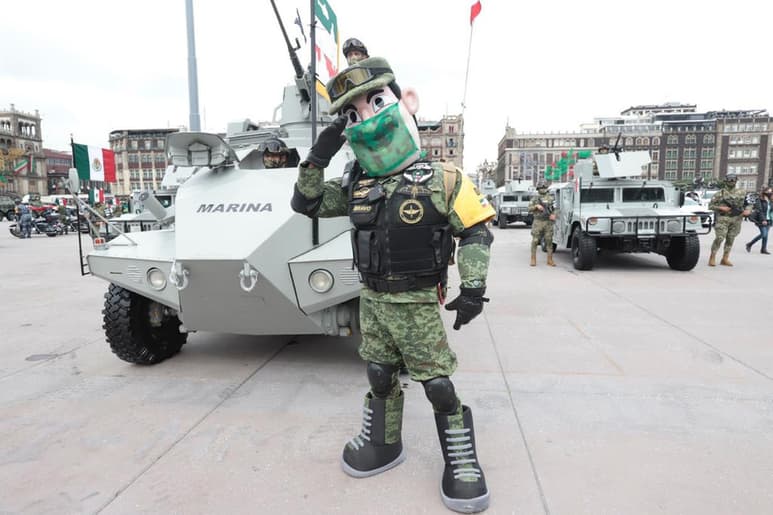 Decenas de personas se mantienen frente a las calles Madero y 5 de mayo, con la esperanza de poder ver algo de la ceremonia o del breve desfile militar. (EL UNIVERSAL)