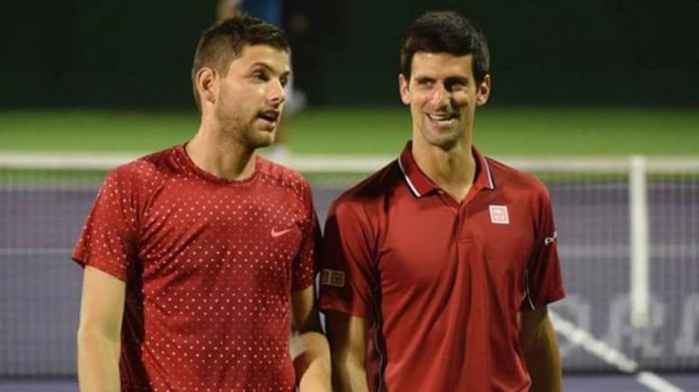 Djokovic regresó a competir este miércoles en el Foro Itálico romano tras ser descalificado del Abierto de Estados Unidos por dar un pelotazo involuntario a una juez de línea y doblegó con un cómodo 6-3 y 6-2 al italiano Salvatore Caruso. (Especial) 