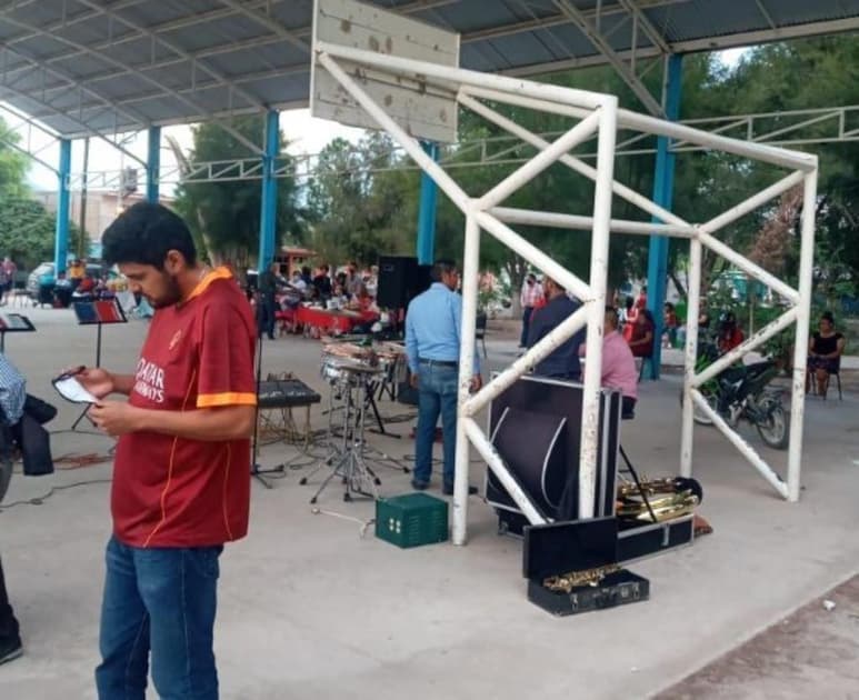 Eran alrededor de 150 asistentes los que se encontraban en el lugar, la mayoría ataviados con trajes de la ocasión. El festejo lo amenizará un grupo musical. (El Siglo de Torreón)