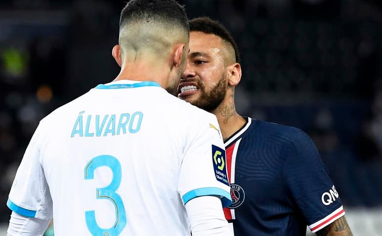 Ante la falta cometida por el brasileño, éste será suspendido durante dos partidos (ESPECIAL)