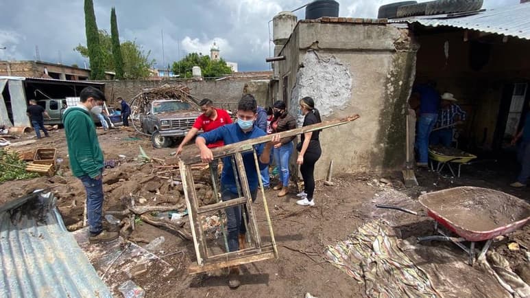 La mañana del 16 de septiembre, los jóvenes convocados por la Federación de Estudiantes Universitarios de Durango (FEUD) aprovecharon el día festivo para trasladarse a dicho municipio, donde ayudaron a los habitantes en la limpieza de las viviendas. (El Siglo de Durango)