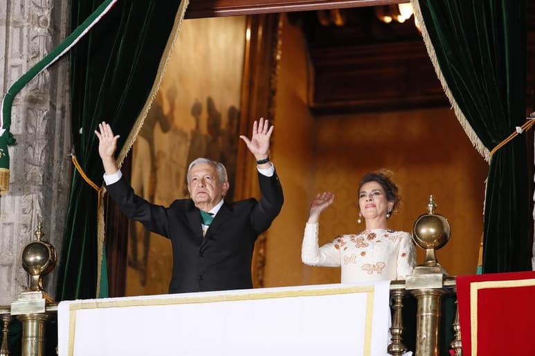 Mucha expectativa es lo que generó el atuendo que la esposa de Andrés Manuel López Obrador, Beatriz Gutiérrez Müller, lució en la ceremonia del Grito de Independencia que se celebró en el Palacio Nacional con motivo del aniversario 210 del inicio de la Independencia de México. Celsa y Luciana Corres, fueron las mujeres que en esta ocasión enamoraron a la doctora en Teoría Literaria para llevar uno de sus diseños en el acto oficial más importante del año. (EFE)