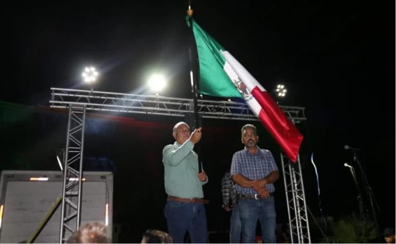 Con la cortina de la presa La Boquilla de fondo, iluminada de verde, blanco y rojo, cientos de agricultores chihuahuenses dieron el Grito de Independencia el martes por la noche, exaltando la lucha por el agua de los embalses de la zona centro-sur del estado. (ESPECIAL)