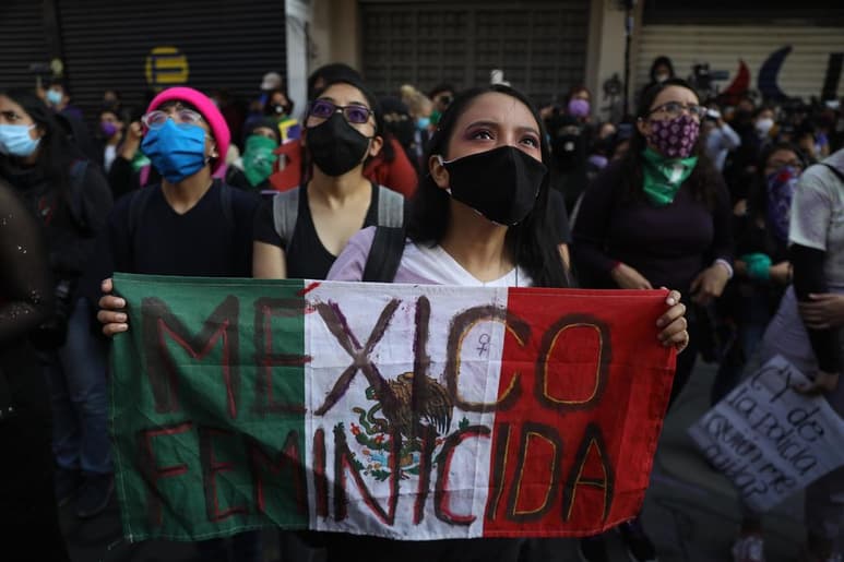 Familiares de víctimas de feminicidios en Chiapas ocuparon este miércoles simbólicamente las oficinas de la Comisión Estatal de los Derechos Humanos (CEDH) en Tuxtla Gutiérrez, en protesta por la omisión y negligencia de las autoridades de procuración y administración de justicia en los homicidios de mujeres, por cuyas decisiones dejan libres a los responsables. (ARCHIVO)