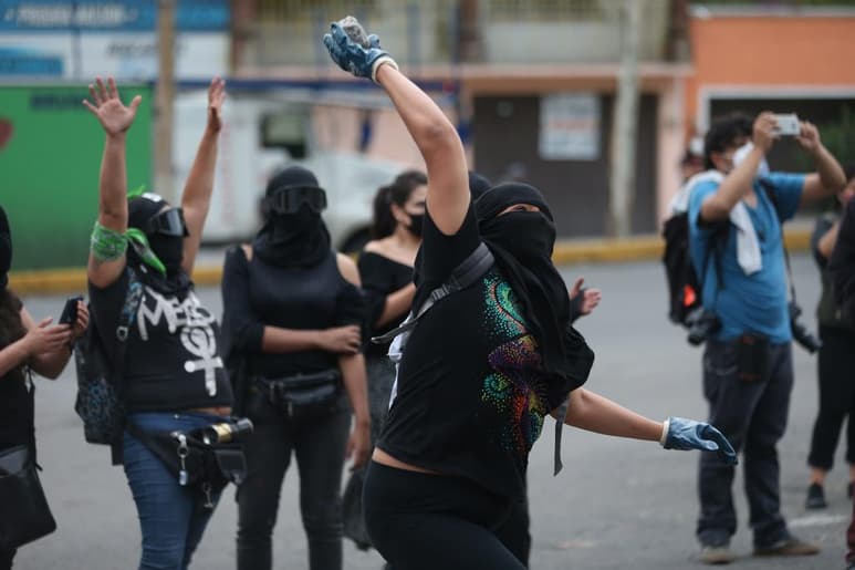 La reforma que propuso el gobierno del Estado de México para compactar el número de las secretarías estatales y con ello reducir el gasto en la administración pública es bueno, aunque será necesario analizar la creación de la Secretaría de la Mujer, pues la problemática en materia de género no se resuelve con una dependencia nueva, opinó el senador de Morena, Higinio Martínez Miranda. (ARCHIVO)