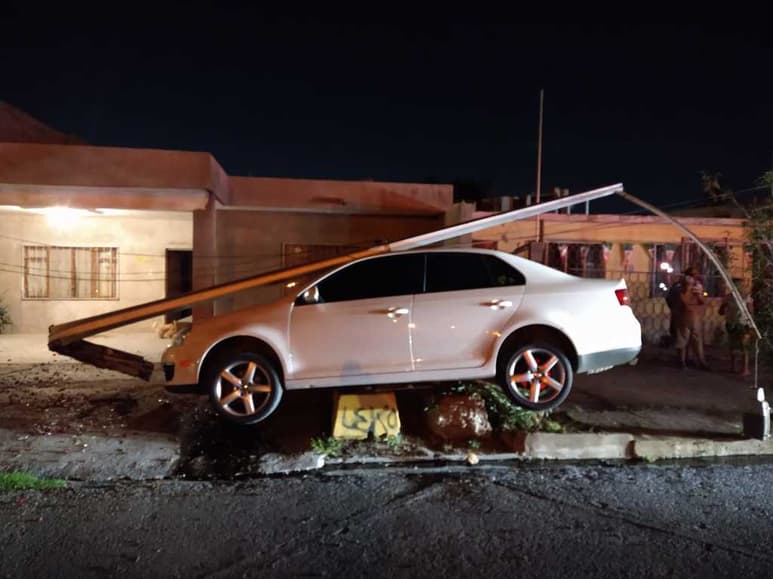 Durante la madrugada de este miércoles un conductor abandonó su vehículo, luego de chocar contra una luminaria. (EL SIGLO DE TORREÓN)
