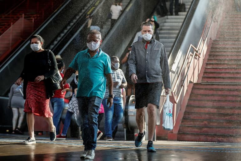 Brasil llegó ayer a superar los 4.4 millones de casos confirmados y alrededor de 134 mil muertes. (EFE)