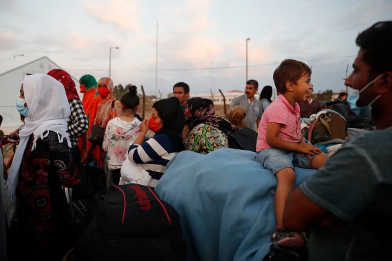 Estiman que unas 12 mil personas quedaron a la deriva tras el incendio la semana pasada en un campo de refugiados. (ARCHIVO)