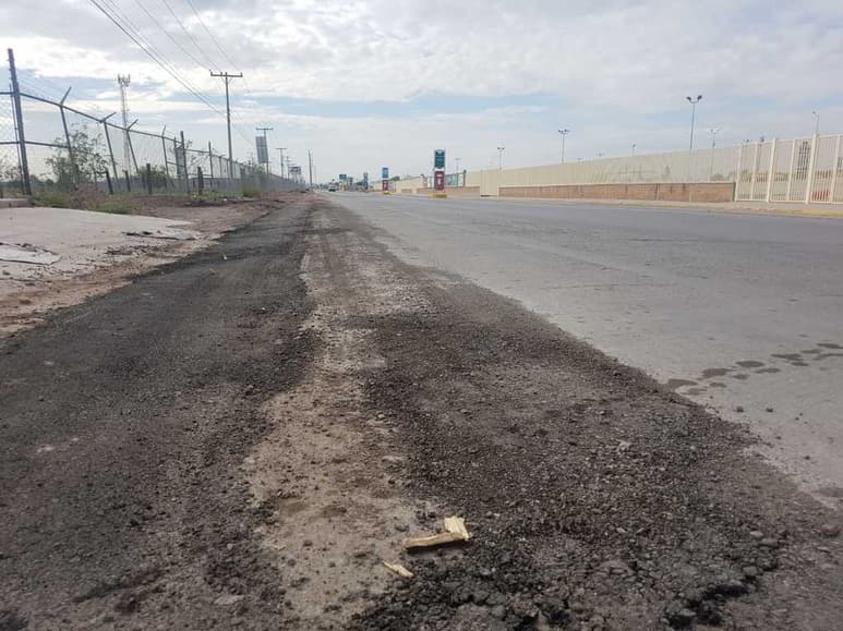 Las condiciones de la vialidad empeoraron con trabajos de introducción de tubería. (EL SIGLO DE TORREÓN)
