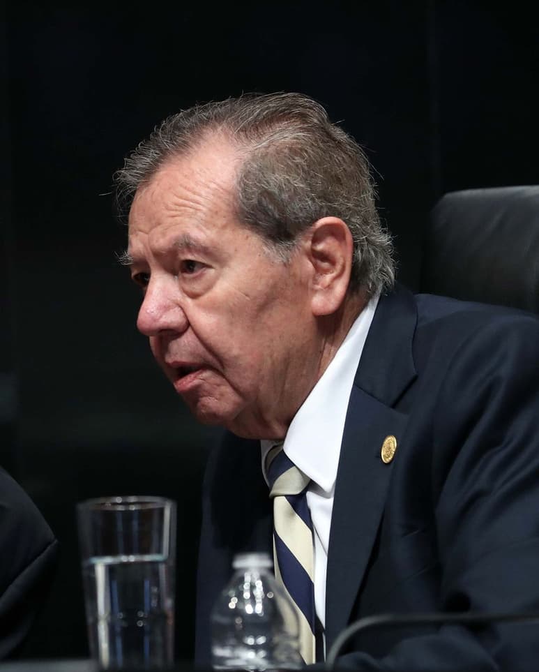 El político mexicano arremete contra los magistrados por cambiar las normas de la encuesta para elegir al sucesor de Cuéllar.