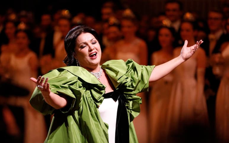 La soprano rusa Anna Netrebko informó la mañana de este jueves en sus redes sociales, que ha dado positivo a COVID-19; además, dijo, tiene neumonía. (ARCHIVO) 