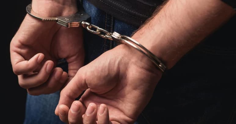 Un hombre fue condenado a dos años de prisión como autor de un delito de odio, por haber insultado y golpeado a una pareja homosexual que estaba paseando con su perro por un parque del centro de Miami. (ESPECIAL)
