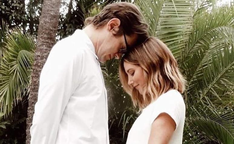 La “fiebre” de los embarazos en cuarentena continúa y esta vez por parte de la famosa actriz Ashley Tisdale, quien reveló el feliz anuncio a través de fotos de su “baby bump” (“pancita”). (INSTAGRAM)