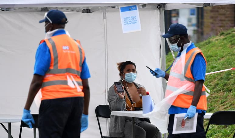Gran Bretaña impuso restricciones más estrictas el jueves a los negocios y al movimiento de gente en algunas partes del noreste de Inglaterra, mientras la nación trata de frenar la propagación del COVID-19. (ARCHIVO)