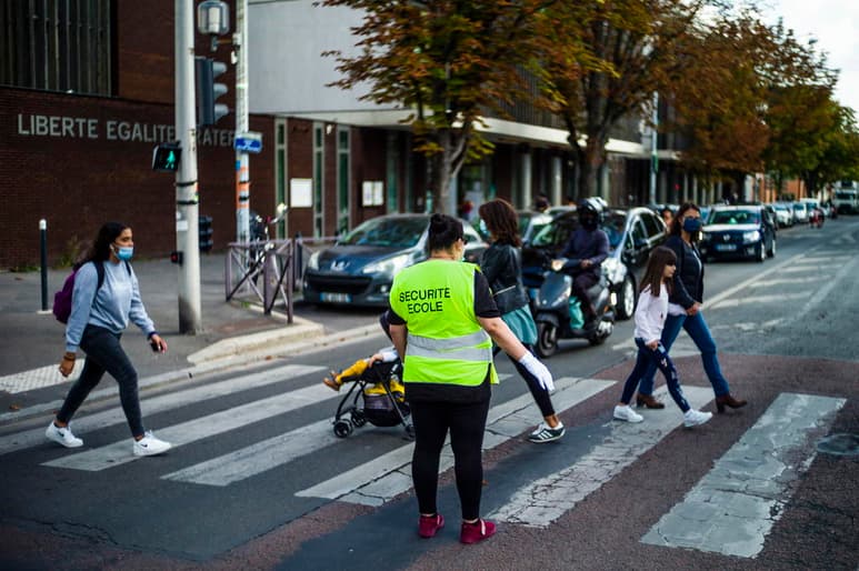 El Gobierno francés admitió este jueves que el coronavirus circula de forma 'muy activa' en el país y previó mayores restricciones y la realización de más test para contener el avance de la epidemia, que roza ya los 10,000 nuevos contagios diarios. (ARCHIVO) 
