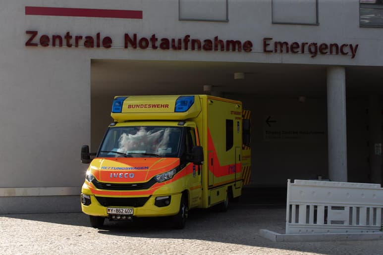 Las autoridades alemanas dijeron el jueves que lo que parece haber sido un ataque fallido de hackers causó la falla de los sistemas informáticos de un hospital en Düsseldorf y que una mujer que necesitaba ser ingresada de urgencia falleció luego de que tuvo que ser trasladada a otra ciudad para su tratamiento. (ARCHIVO) 