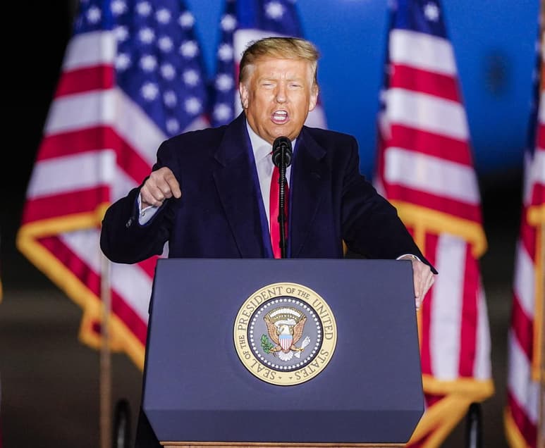 El presidente de EUA, Donald Trump, anunció este jueves un nuevo paquete de ayuda de 13,000 millones de dólares para los agricultores y granjeros del país impactados por la pandemia. (ARCHIVO)