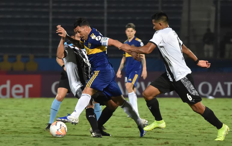 Carlos Tévez tuvo su chance para anotar, pero no pudo concretar. (AP)