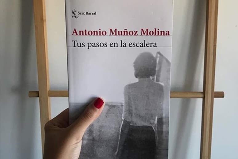 Sutil y progresivamente Antonio Muñoz Molina muestra que sometida a la lente de un microscopio, la realidad desvela fisuras que pueden derrumbar lo que con tanto cuidado nos hemos contado sobre nuestras vidas. (ESPECIAL)