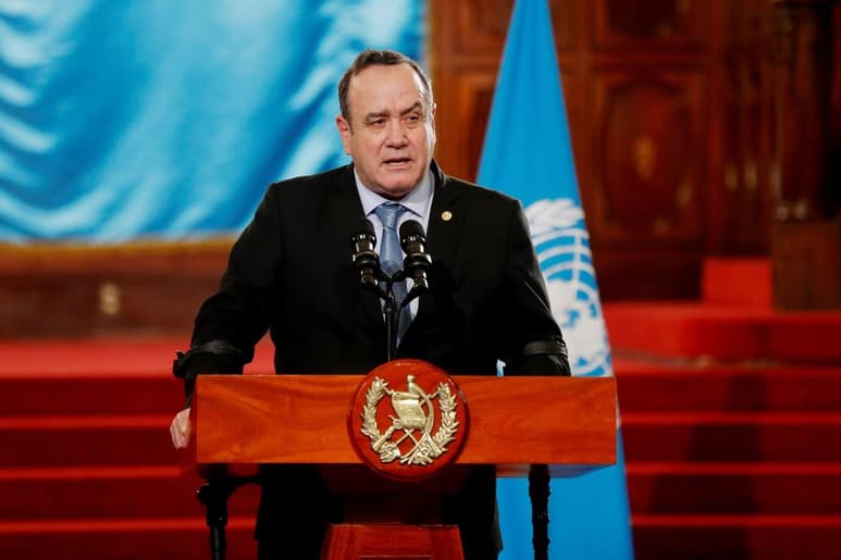 El presidente de Guatemala, Alejandro Giammattei, informó este viernes que ha contraído la COVID-19 y se encuentra estable, aunque con algunos síntomas. (EFE)