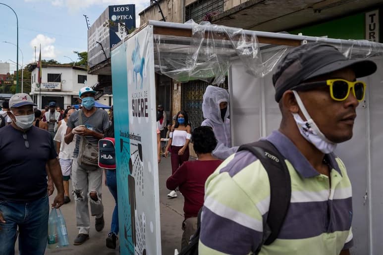 La oposición venezolana denunció este viernes que el presidente Nicolás Maduro pretende organizar 'una farsa electoral sobre el cadáver de los venezolanos', pues consideran que la organización de los comicios propagará la COVID-19 en un país con un pobre sistema de salud. (ARCHIVO)