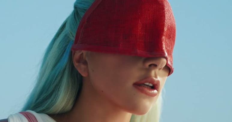 Lady Gaga sorprendió con el lanzamiento del nuevo video de su tema 911 que se desprende de su más reciente álbum Chromatica. (ESPECIAL)