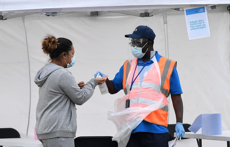 El primer ministro británico, Boris Johnson, advirtió este viernes de que el Reino Unido se enfrenta a la llegada de una segunda ola de la pandemia de coronavirus, un escenario que considera inevitable tras haber visto la evolución de los contagios en otros países europeos. (ARCHIVO)
