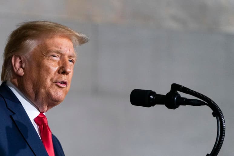El presidente de Estados Unidos, Donald Trump (foto), ofreció a través de intermediarios al activista Julian Assange dejar de reclamar su extradición a cambio de revelar la fuente que le permitió acceder a correos del Partido Demócrata, aseguró este viernes la abogada del fundador de WikiLeaks. (ARCHIVO)