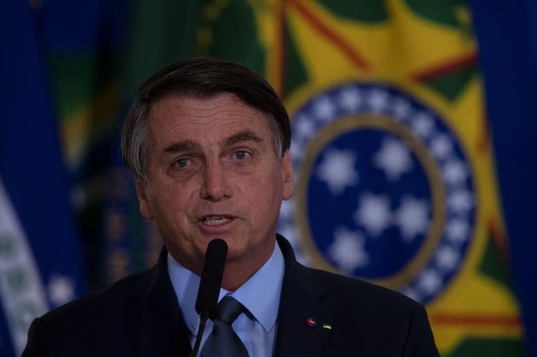 El presidente de Brasil, Jair Bolsonaro, uno de los líderes más escépticos sobre la gravedad de la pandemia, afirmó este viernes que quedarse en casa para evitar la propagación del nuevo coronavirus es cosa de débiles. (ARCHIVO) 