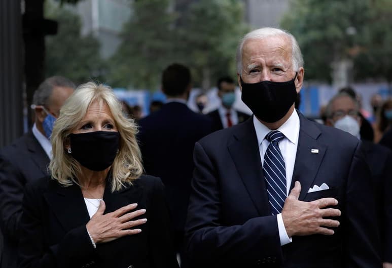 El candidato demócrata a la Casa Blanca, Joe Biden, consideró que el próximo presidente de Estados Unidos que salga elegido de las elecciones del 3 de noviembre debe ser quien elija a un sustituto para el puesto que ha dejado vacante la jueza progresista del Tribunal Supremo Ruth Bader Ginsburg, fallecida este viernes. (EFE)