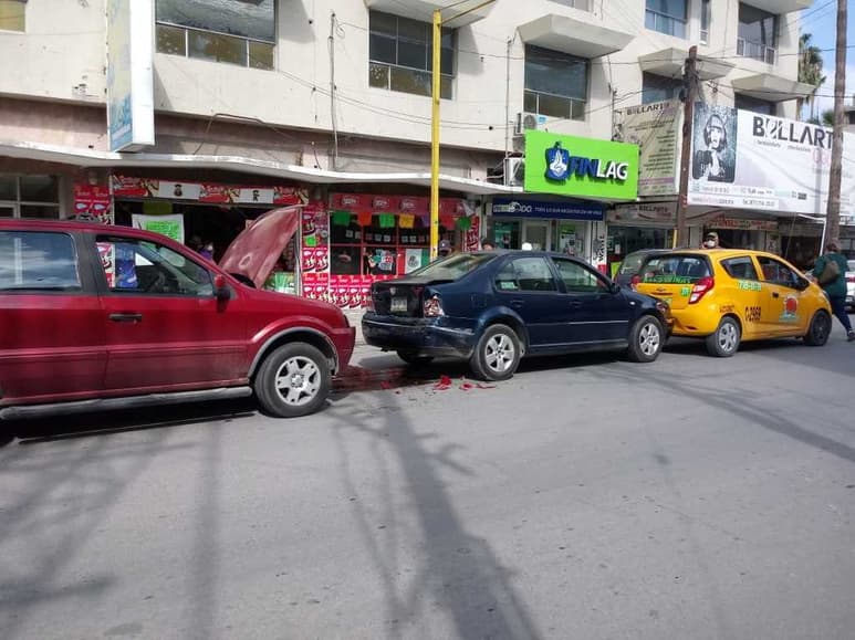 Doble choque se registró en el Centro por un carro parado.