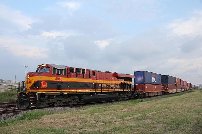Por el bloqueo de trenes se vieron dañadas varias industrias, como la automotriz.